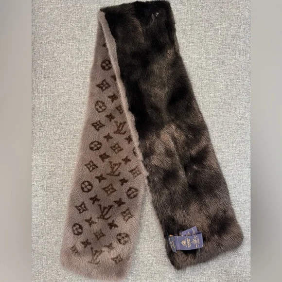 Louis Vuitton Monogram Reverso Mink Scarf - Picture 6 of 10